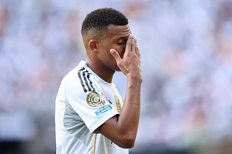 مباراة واحدة شهدت فوز مبابي على برشلونة في الكلاسيكو