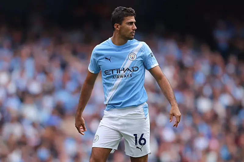 تقرير: ريال مدريد يراقب موقف رودري مع مانشستر سيتي