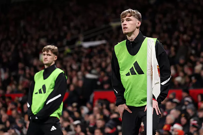 التوأم فليتشر يظهران بين بدلاء مانشستر يونايتد