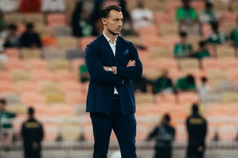 يحظى باهتمام أوروبي.. هل يرحل يايسله عن تدريب الأهلي السعودي؟