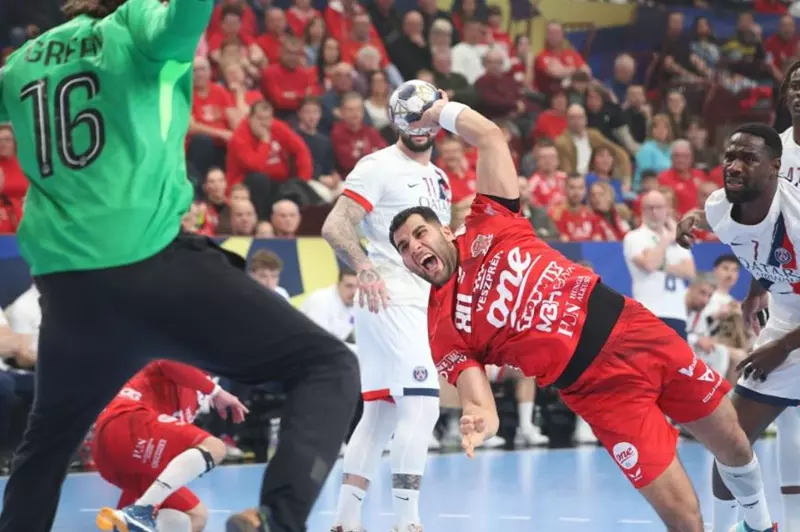 أحمد عادل لاعب فيزبريم خلال مواجهة باريس