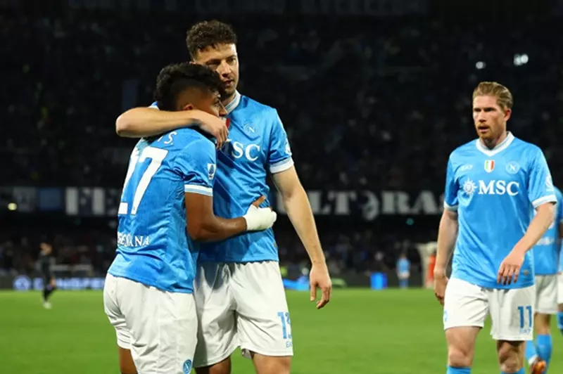 اكتسح كريمونيزي برباعية.. نابولي يؤجل احتفالات إنتر بلقب الدوري الإيطالي
