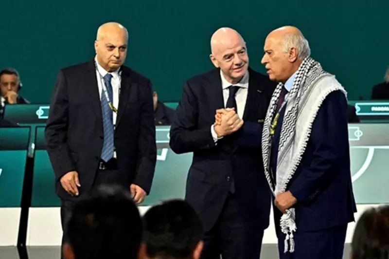 رئيس الاتحاد الفلسطيني يرفض مبادرة إنفانتينو لمصافحة ممثل الكيان الصهيوني (فيديو وصور)