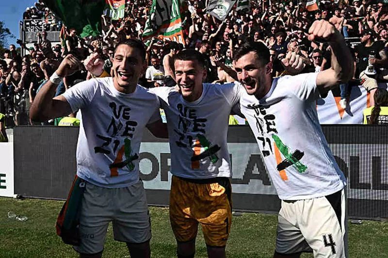 فروسينوني في الطريق.. فينيسيا يعود رسميا إلى الدوري الإيطالي