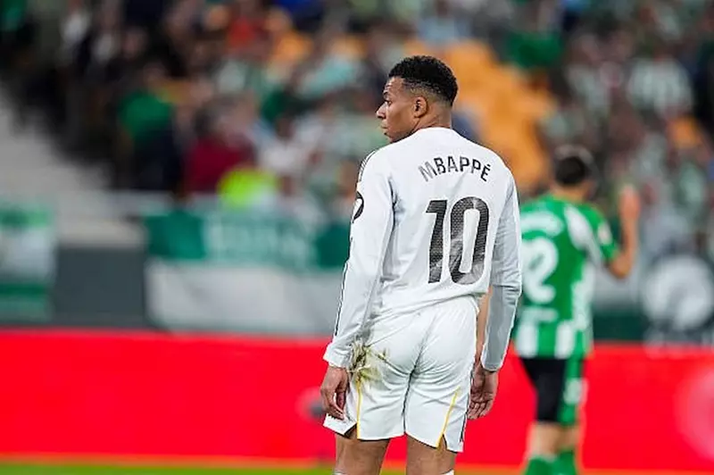 معدل ذكائه صفر ويجب رحيله.. مبابي يشعل غضب جماهير ريال مدريد برحلة ترفيهية