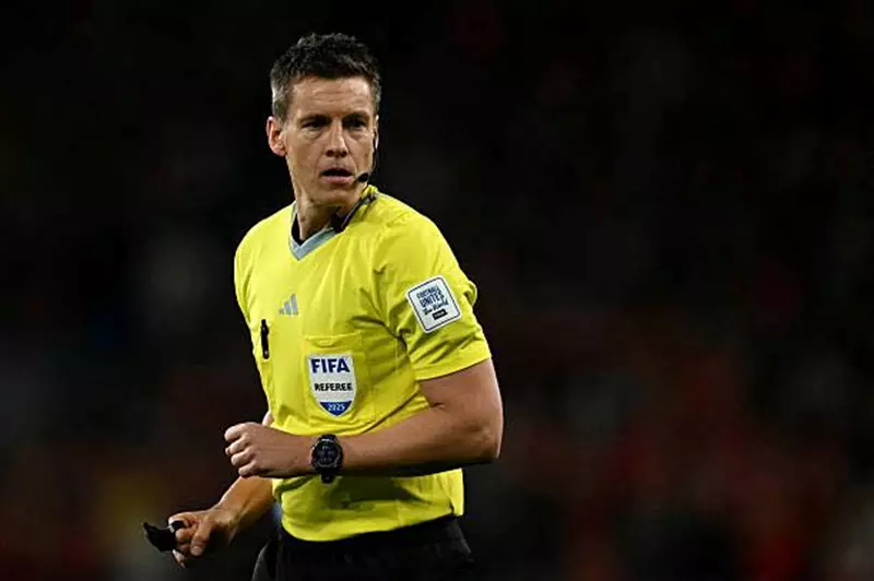 يعرفه الثنائي جيدًا.. من هو زيبرت حكم مباراة آرسنال وأتلتيكو مدريد؟