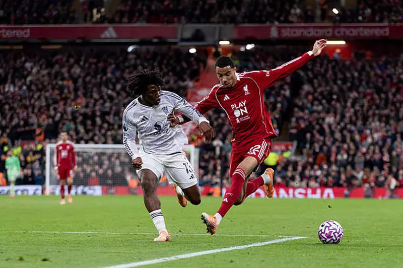 مباراة مانشستر يونايتد وليفربول في الدوري الإنجليزي.. الموعد والقناة الناقلة