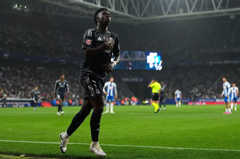 ريال مدريد يلدغ إسبانيول بثنائية ويؤجل تتويج برشلونة بالدوري الإسباني
