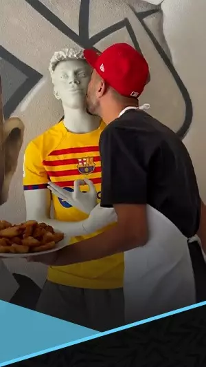 هل يعيش والد لامين يامال على أمواله؟