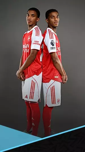 أرسنال يضم توأم الإكوادور ويؤجل ظهورهما حتى 2027