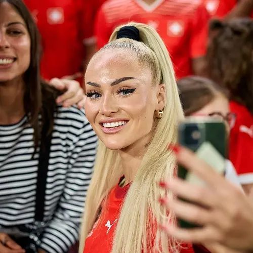 أجمل لاعبة في العالم تحت الحراسة في يورو السيدات