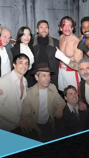 الكاميرات تلاحق ميسي خلال عرض مسرحي