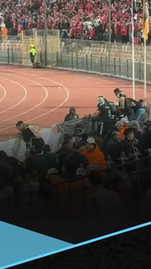 محاولات جماهير الجيش الملكي لاقتحام الملعب