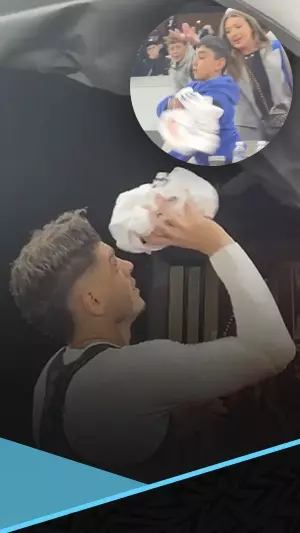 مشجع صغير يسرق هدية لاعب لزوجته