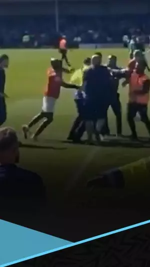 لاعب يعتدي على مشجع.. والشرطة تحقق