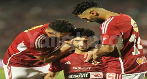 لاعبو الأهلي يحتفلون بهدف