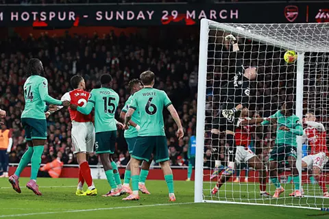 دقيقة بدقيقة.. أرسنال 1-0 وولفرهامبتون.. هدف ذاتي (صور)