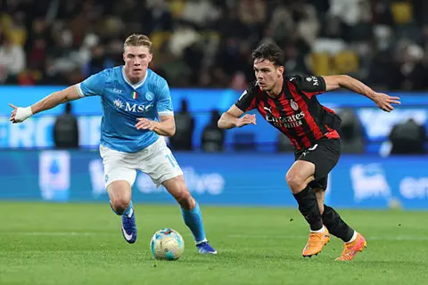 دقيقة بدقيقة.. نابولي 0-0 ميلان.. تسديدة أولى  