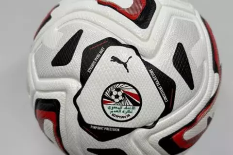 لقطة من مباراة في الدوري المصري ليلاً