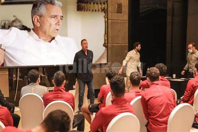 صورة معدلة من اجتماع للخطيب مع لاعبي الأهلي العام 