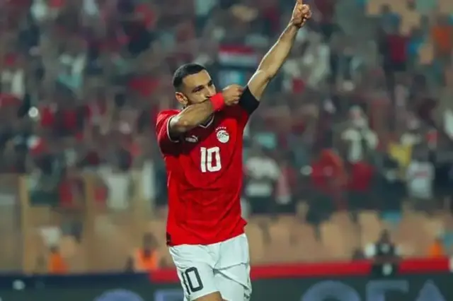 رسائل دعم وساعات قليلة مع أسرته.. كواليس ما قبل انضمام صلاح لمعسكر المنتخب