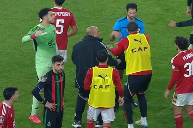 "الأمن يتدخل".. هدف ملغي وزجاجات وإصابة تريزيجيه في اشتباكات بين لاعبي الأهلي والجيش الملكي