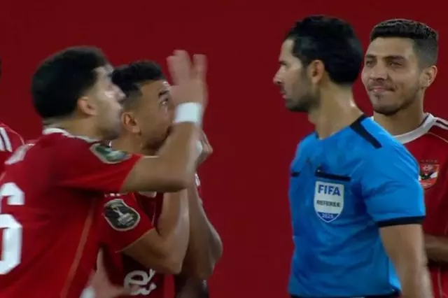 احتجاجات حمراء.. حالة تحكيمية مزدوجة تثير الجدل في مباراة الجيش الملكي والأهلي
