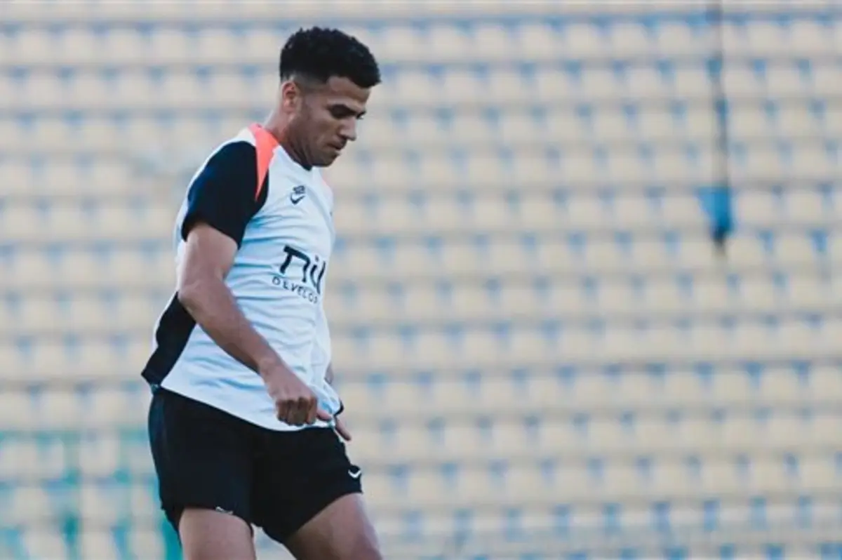 مرتديًا قناعًا.. أحمد ربيع يعود للمشاركة في مران الزمالك استعدادًا لموقعة الجيش الرواندي