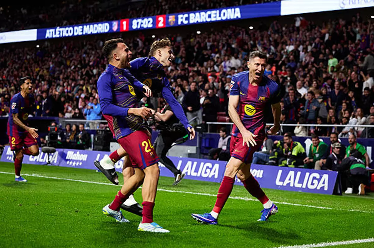 احتفال روبرت ليفاندوفسكي مهاجم برشلونة