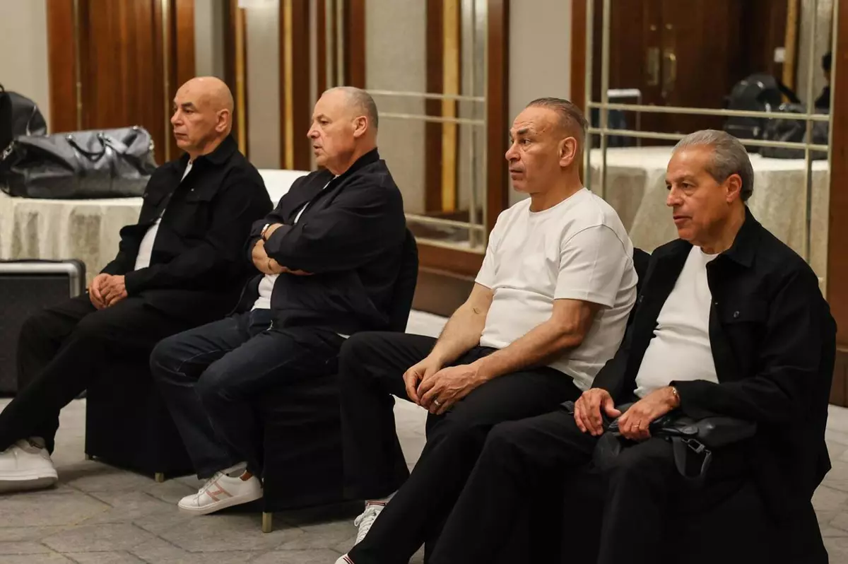 بعثة منتخب مصر تتوافد على مطار القاهرة للسفر إلى أمريكا