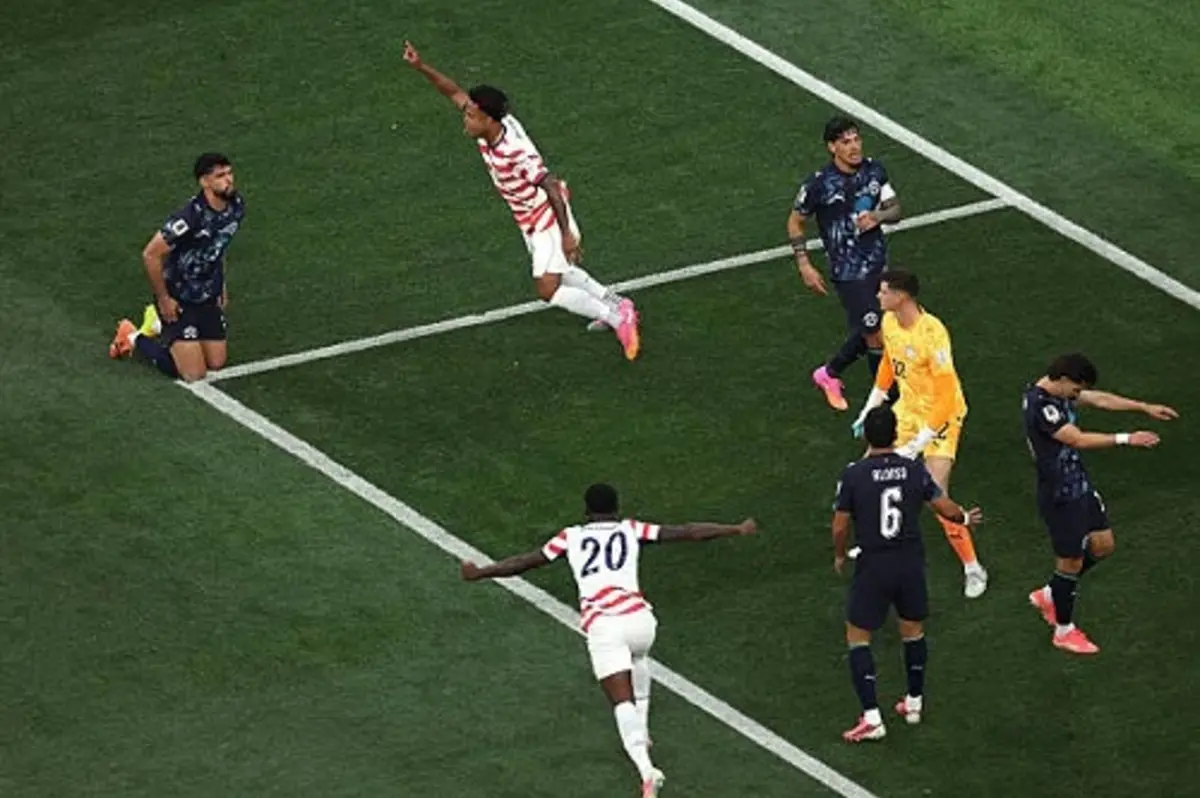لقطة من متابعة مباراة الولايات المتحدة وباراجواي في كأس العالم