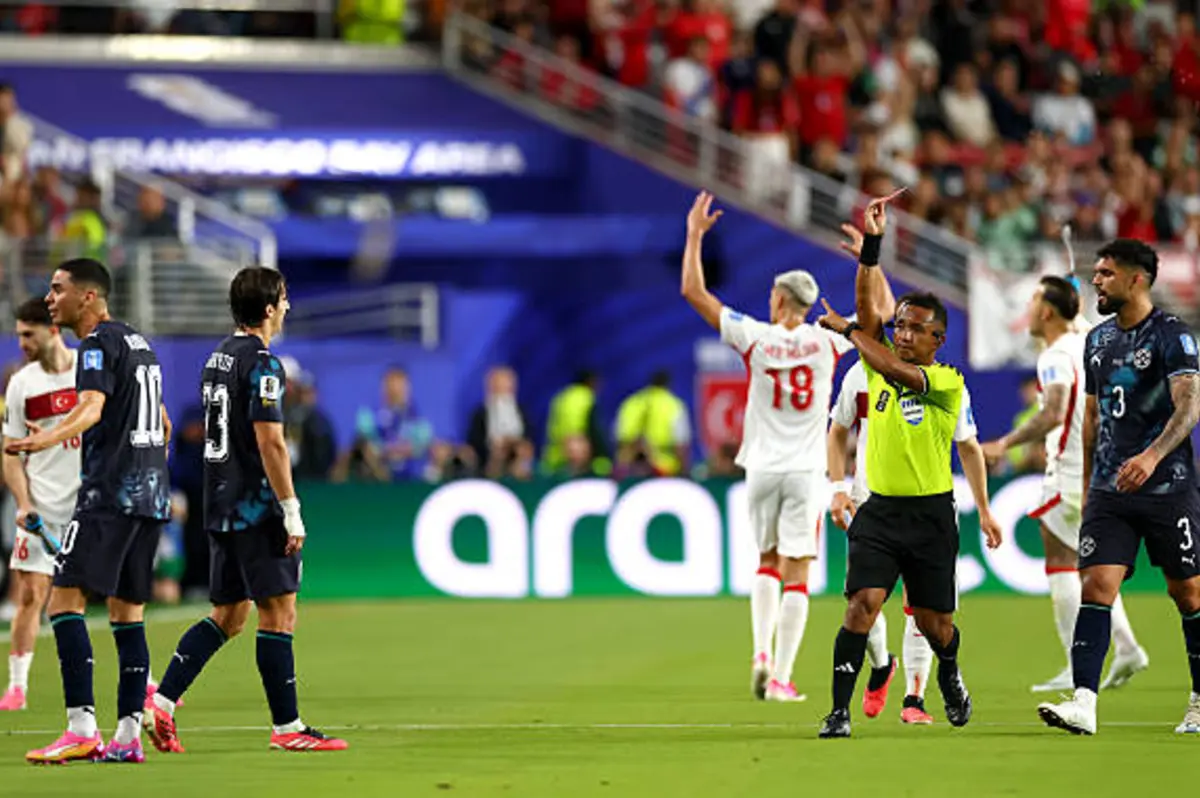 قانون فيفا الجديد يتسبب في طرد لاعب باراجواي أمام تركيا