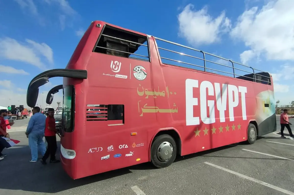 100 مليون شكرًا.. الأتوبيس المكشوف يترقب وصول منتخب مصر بعد إنجاز المونديال 