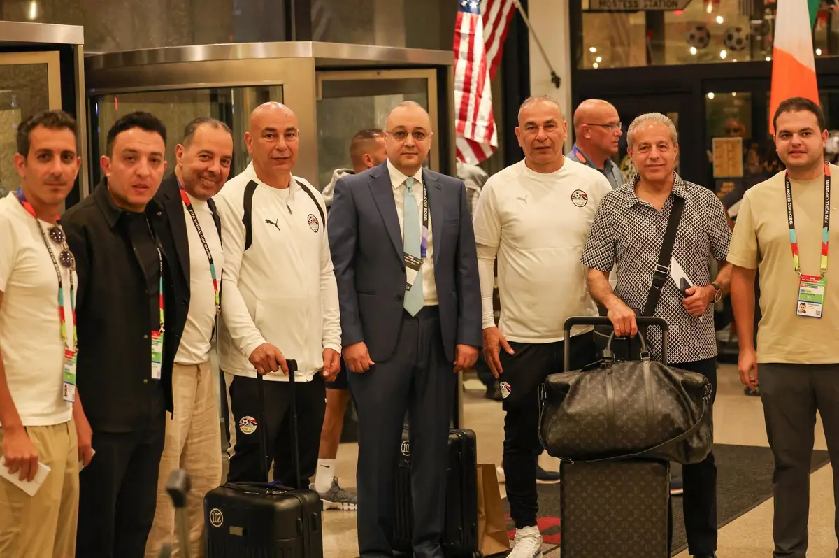 قنصل مصر في هيوستن يستقبل بعثة المنتخب قبل مواجهة أستراليا بكأس العالم 