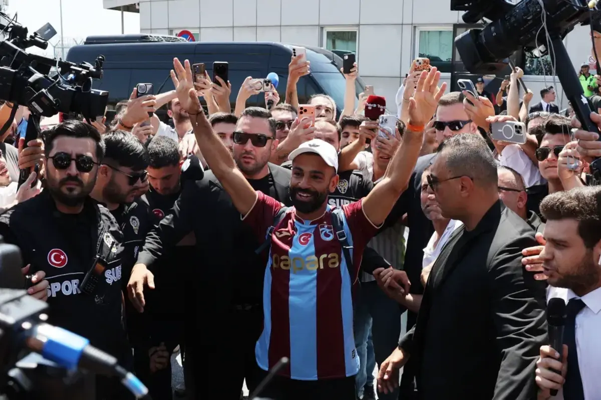عاجل.. محمد صلاح يصل إلى إسطنبول بقميص طرابزون سبور باستقبال جماهيري ضخم 