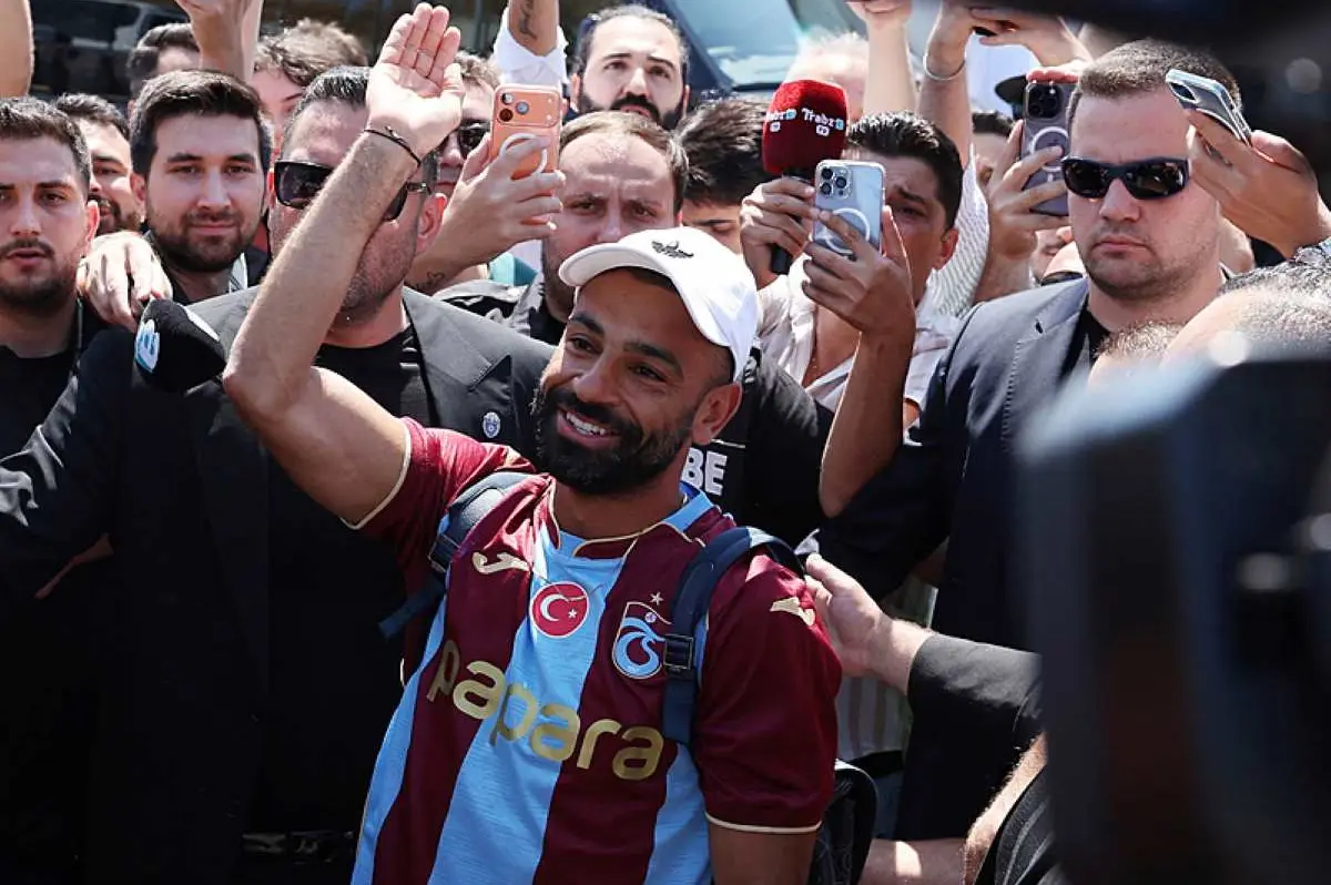 "انهيار" مواقع التواصل.. صحيفة تركية: انتقال محمد صلاح إلى طرابزون يشعل العالم 