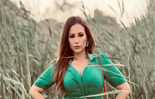 غادة طلعت (روج أسود)